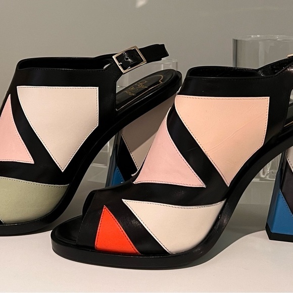 Roger Vivier designer shoes. - Picture 3 of 5